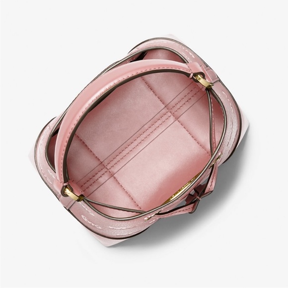 MICHAEL KORS
Mercer Small Logo Embossed Leather Bucket Bag
COLOR PRIMROSE - Picture 15 of 15